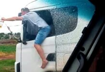 Motorista é flagrado na BR-376, no PR, com corpo para fora da carreta