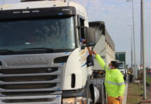 Caminhoneiros recebem kit de higiene na Bandeirantes (SP-348), em Sumaré