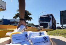 Caminhoneiros ganham kits de higiene em Queluz (SP), na Dutra (BR-116)