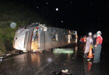 Ônibus tomba na BR-020 e deixa ao menos um morto e mais de 20 feridos