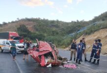Cegonheiro é arremessado e morre após tombar na BR-251, em MG
