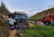 Acidente entre carretas na BR-354 mata caminhoneiro em Bambuí (MG)