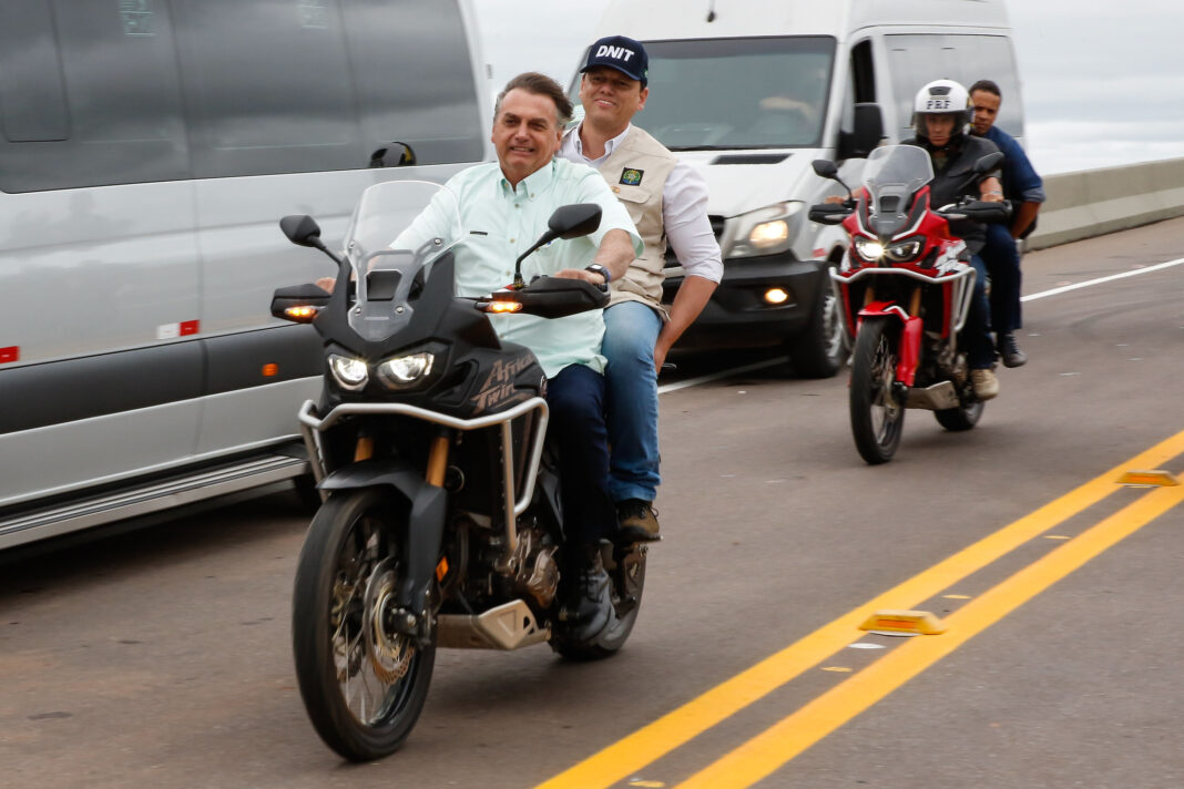 Bolsonaro e Ministro Tarcísico sem capacete com escolta da PRF