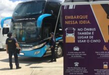 Passageiro de ônibus recebe orientação na Dutra sobre cinto de segurança