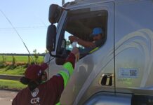 Ação orienta caminhoneiros neste sábado (8) na BR-163, em Campo Grande (MS)
