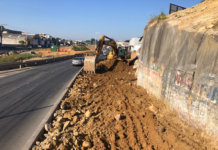 Desmonte de rocha interdita trecho da BR-101, em Cariacica (ES)