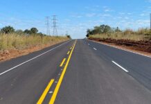 Motorista tenta ultrapassagem, carro capota e irmã de ex-prefeito morre na BR-262