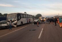 Colisão com vários veículos na SP-075, deixa dois feridos graves, em Indaiatuba