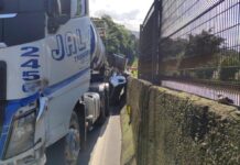 Carreta-tanque prensa carro na Via Anchieta (SP-150) e mata mulher