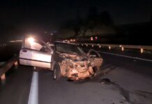 Carro com seis jovens choca em mureta na SP-308 e três morrem