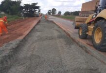 Rodovia BR-364 passa por manutenção, em Rondônia