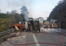 Carreta tomba na BR-101 e mata quatro pessoas em SC
