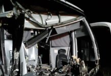 Colisão de ônibus em caminhão na BR-470 deixa feridos em SC