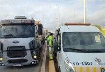 Caminhoneiros recebem kit de segurança viária em ação na SP-075