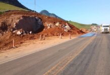Detonação de rocha interdita trecho da BR-101, em Guarapari (ES)
