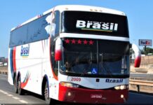 Ônibus que caiu na SP-310 e deixou 3 mortos e 35 feridos é irregular e tem várias multas por excesso de velocidade