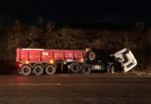 Colisão entre carreta e utilitário mata três pessoas na BR-040, em Itabirito (MG)