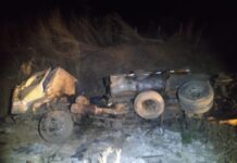 Caminhão com piche capota na MG-400 e deixa um morto e dois feridos