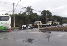 Carro e ônibus batem e dois morrem na Mogi-Salesópolis (SP-088)