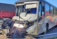 Ônibus prensa carro na rodovia PR-151 e mata casal, em Castro