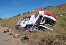 Três morrem e 35 ficam feridos em queda de ônibus na SP-310, em Rio Claro (SP)