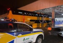 Oito ônibus são apreendidos na BR-040 fazendo transporte clandestino no RJ