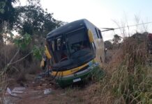 Três morrem e 13 ficam feridos em tombamento de ônibus da Trans Brasil, na BR-070, em MT