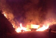Carretas pegam fogo em colisão frontal na BR-265, em Lavras (MG)