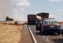 Carreta com soda cáustica colide com caminhão e produto se espalha na BR-060