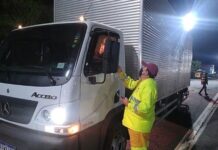 Caminhoneiros recebem orientação sobre risco de dirigir com sono ou cansado