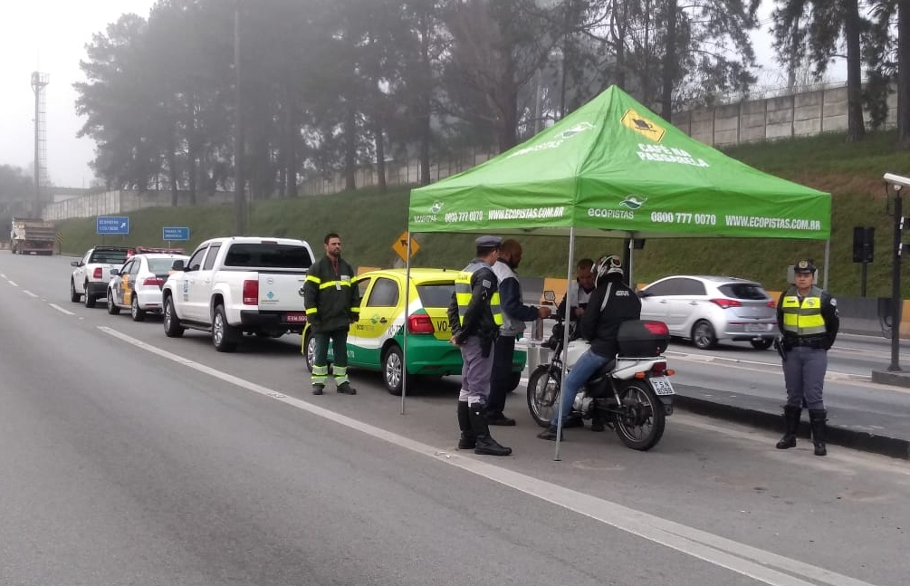Concessionária orienta motociclistas na Via Anchieta (SP-150), nesta terça (17)