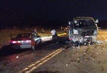 Colisão frontal na BR-282 com atletas de vôlei deixa três mortos em SC
