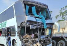 Ônibus da Eucatur bate em carreta na BR-364, em RO, e fere 3 pessoas
