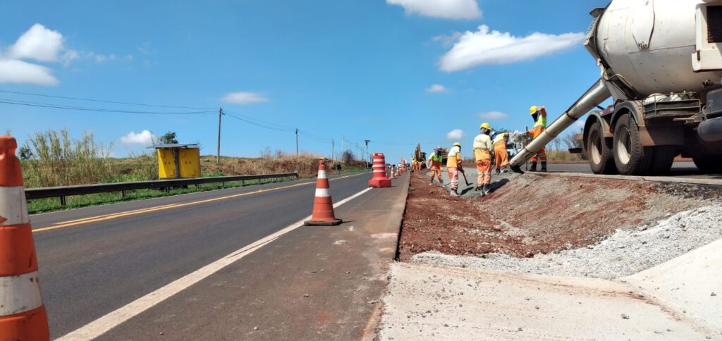 Rodovia SP-255 tem acostamento interditado para obras, em Jaú - Estradas