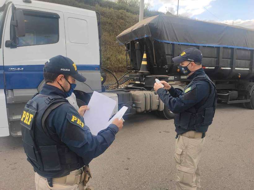 Caminhões Arqueados: PRF fiscaliza caminhoneiros irregulares 