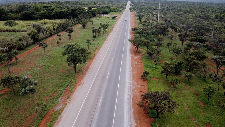 Caminhão tomba na BR-251, em São Sebastião