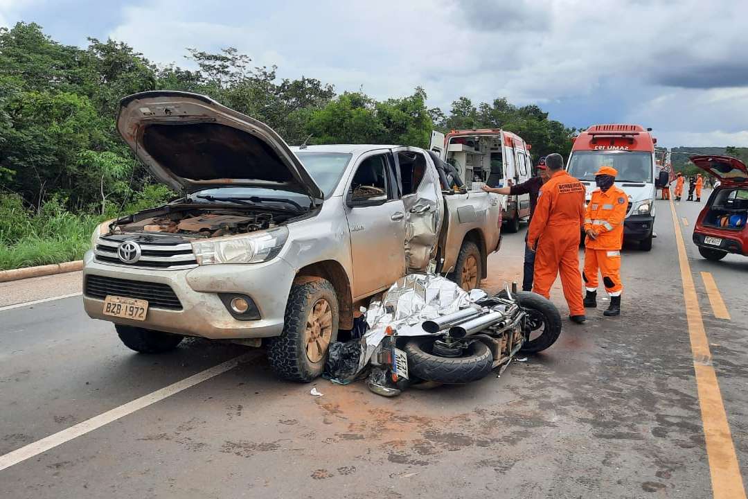 Veículo cai de viaduto na BR 251 e motorista tem ferimentos leves