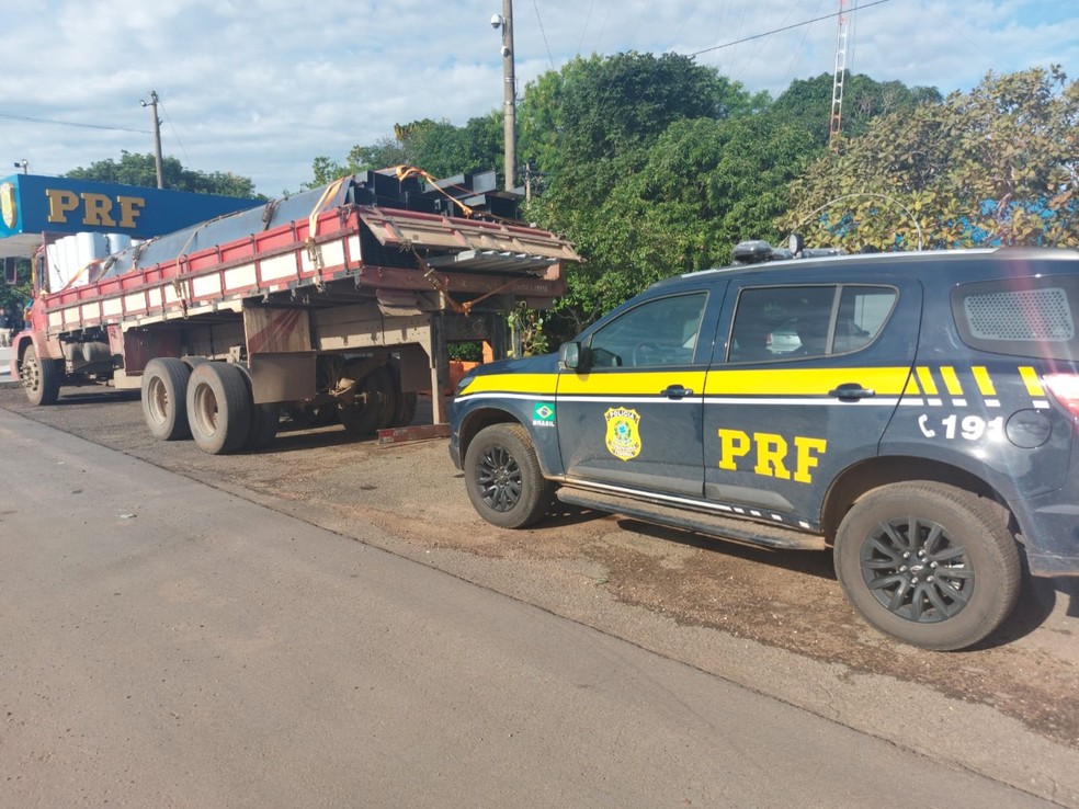 PRF do Ceará orienta condutores sobre os perigos de um 'caminhão