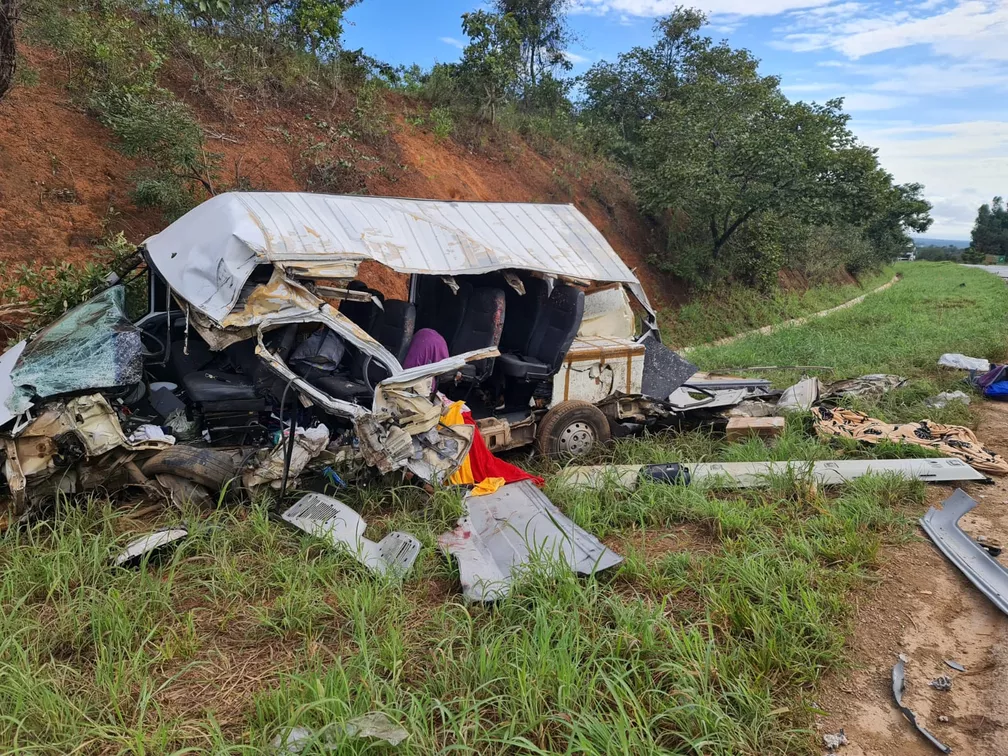 Van e ônibus batem de frente na BR-251 e dois morrem, em Minas - Estradas