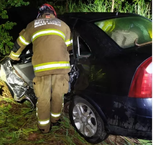 Acidente na BR 251 próximo ao Morro da Cruz em São Sebastião deixa três  vítimas - Notícia de Fatos