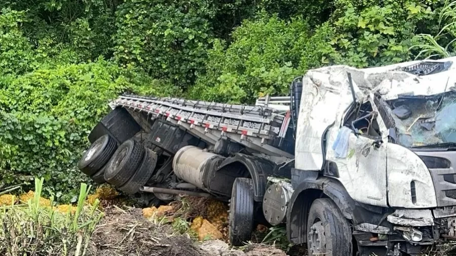Sem CNH, 'Safadão' escapa da morte em caminhão arqueado e ilegal