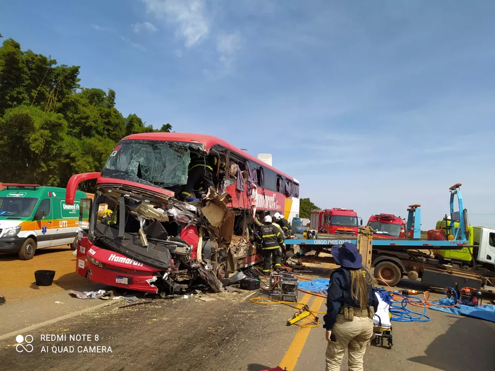 Estradas - Grave acidente com ônibus e carreta na BR-163 mata ao menos 11,  no MT