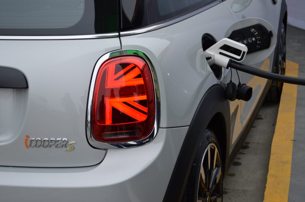 Abastecendo Carro Elétrico no Arco Íris