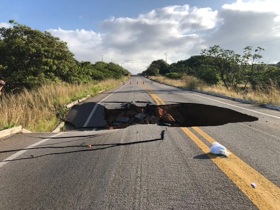 Estradas - Cratera interdita BR-101 no Rio Grande do Norte e DNIT não tem  prazo para resolver