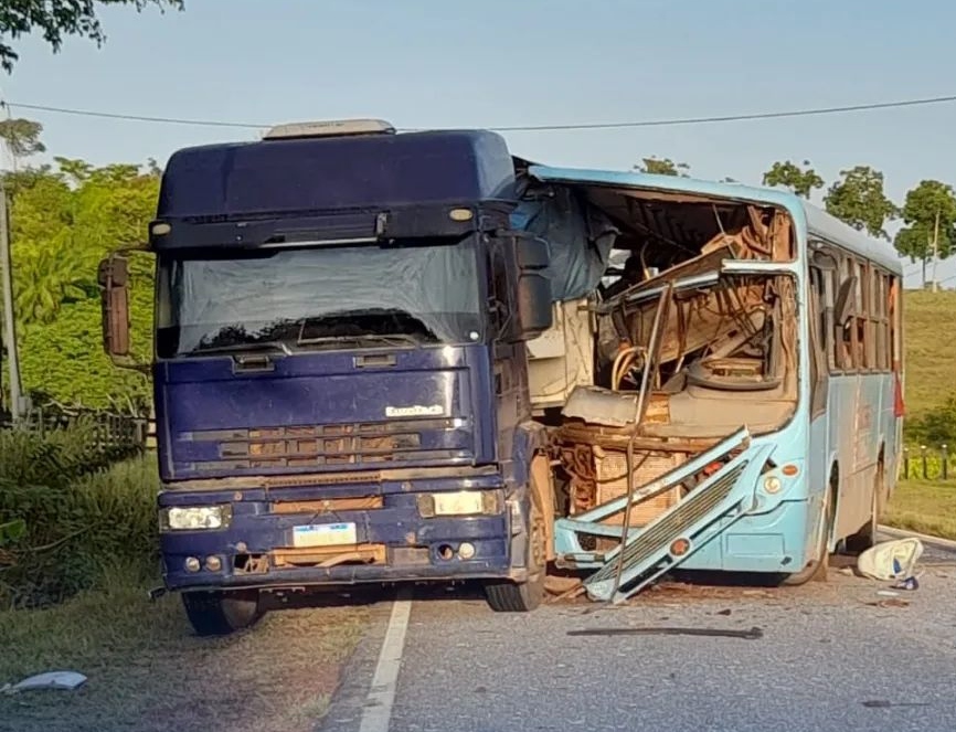 Ônibus com torcedores do Corinthians sofre acidente e deixa 7 mortos