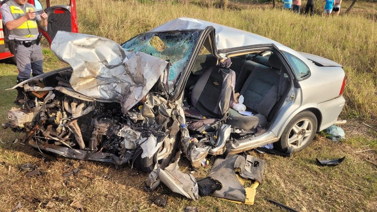 Colisão Frontal Entre Dois Carros Na Sp 215 Mata Quatro Pessoas Estradas 