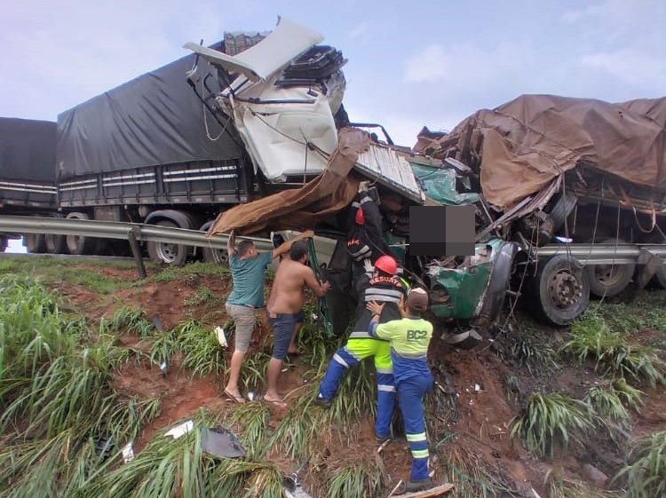 Caminhoneiro famoso que tombou na BR-116 já foi flagrado sob efeito de  drogas e não tem CNH - Estradas