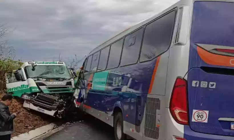 Acidente envolvendo ônibus e carreta deixa seis feridos na BR-251 em Minas