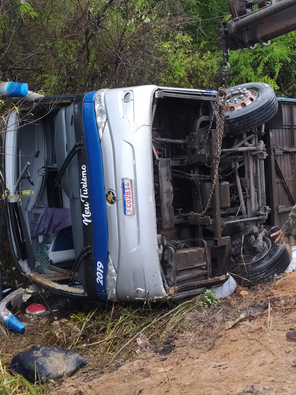 MG: acidente entre caminhão e micro-ônibus mata 14 pessoas