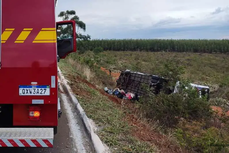 Ônibus capota e cai em ribanceira na BR-251; 25 pessoas ficaram feridas